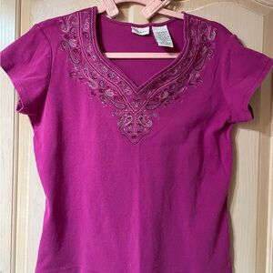 WHITE STAG EMBROIDERED FUSCIA PINK SHORT SLEEVE TOP